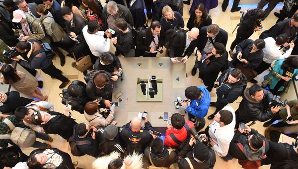 Пресса собралась вокруг столов с новыми Samsung S8 и S8+ на презентации в Нью-Йорке Пресса собралась вокруг столов с новыми Samsung S8 и S8+ на презентации в Нью-Йорке