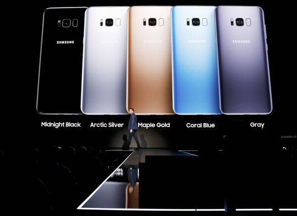Старший вице-президент Samsung по продуктовой стратегии Джастин Денисон представляет смартфоны Galaxy S8 и S8 + в Нью-Йорке Старший вице-президент Samsung по продуктовой стратегии Джастин Денисон представляет смартфоны Galaxy S8 и S8 + в Нью-Йорке
