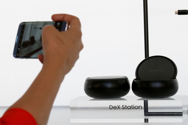 Samsung представила новый аксессуар док-станцию Samsung DeX Samsung представила новый аксессуар док-станцию Samsung DeX
