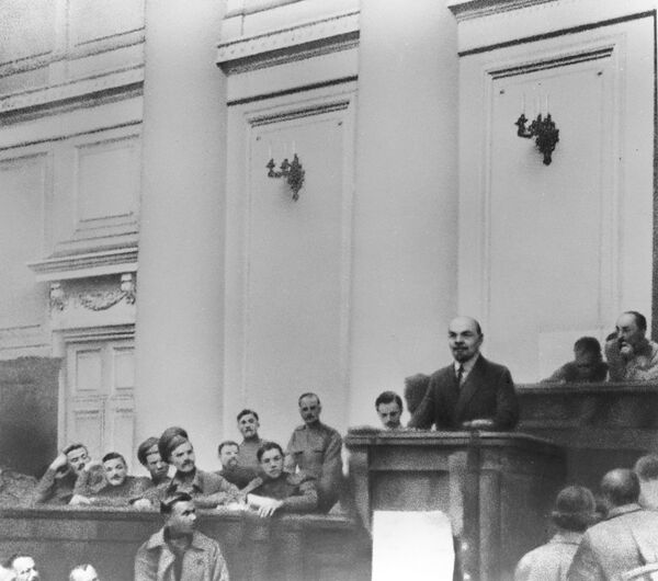 Владимир Ленин выступает в зале заседаний Таврического дворца с Апрельскими тезисами. Апрель 1917 года Владимир Ленин выступает в зале заседаний Таврического дворца с Апрельскими тезисами. Апрель 1917 года