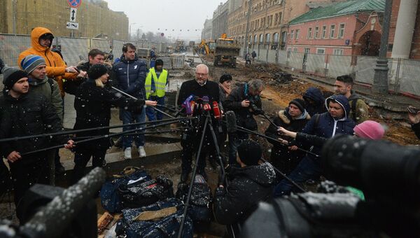 Заместитель руководителя Департамента культурного наследия города Москвы - главный археолог города Москвы Леонид Кондрашев общается с журналистами у подземной комнаты Заместитель руководителя Департамента культурного наследия города Москвы - главный археолог города Москвы Леонид Кондрашев общается с журналистами у подземной комнаты