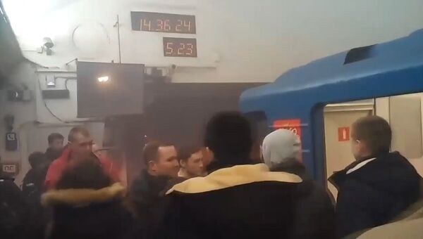 Паника, крики и дым - первые кадры с места взрыва в метро Санкт-Петербурга Паника, крики и дым - первые кадры с места взрыва в метро Санкт-Петербурга