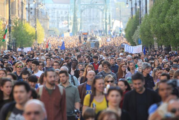 Протесты в поддержку Центрально-Европейского университета, принадлежащего фонду Джорджа Сороса, в Будапеште. Март 2017 года Протесты в поддержку Центрально-Европейского университета, принадлежащего фонду Джорджа Сороса, в Будапеште. Март 2017 года