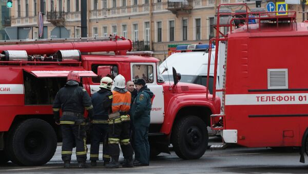 Сотрудники пожарной службы МЧС РФ у станции метро Технологический институт в Санкт-Петербурге, где произошел взрыв Сотрудники пожарной службы МЧС РФ у станции метро Технологический институт в Санкт-Петербурге, где произошел взрыв