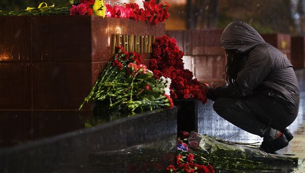 Девушка возлагает цветы к мемориалу города Ленинград на Аллее Городов-героев в Москве в память о погибших в результате взрыва в метро Санкт-Петербурга Девушка возлагает цветы к мемориалу города Ленинград на Аллее Городов-героев в Москве в память о погибших в результате взрыва в метро Санкт-Петербурга