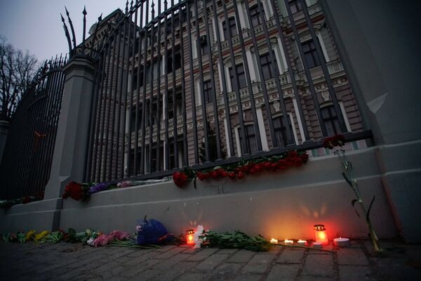 Цветы и свечи у посольства РФ в Риге в память о погибших в результате взрыва в метро Санкт-Петербурга Цветы и свечи у посольства РФ в Риге в память о погибших в результате взрыва в метро Санкт-Петербурга