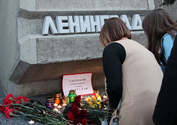 Участники акции памяти по погибшим в результате взрыва в метро Санкт-Петербурга в Севастополе Участники акции памяти по погибшим в результате взрыва в метро Санкт-Петербурга в Севастополе