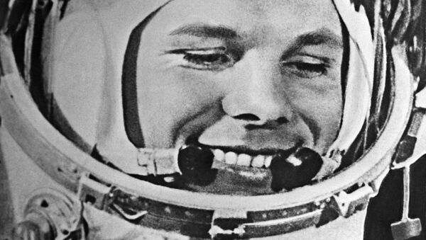 Юрий Гагарин, лётчик-космонавт СССР, первый человек в мировой истории, совершивший полёт в космическое пространство на корабле Восток-1 12 апреля 1961 года Юрий Гагарин, лётчик-космонавт СССР, первый человек в мировой истории, совершивший полёт в космическое пространство на корабле Восток-1 12 апреля 1961 года