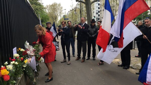 Митинг памяти по погибшим в результате взрыва в метро Санкт-Петербурга у посольства РФ в Париже Митинг памяти по погибшим в результате взрыва в метро Санкт-Петербурга у посольства РФ в Париже