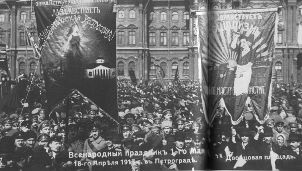 Первомайская демонстрация на Дворцовой площади в Петрограде, 1917 год Первомайская демонстрация на Дворцовой площади в Петрограде, 1917 год