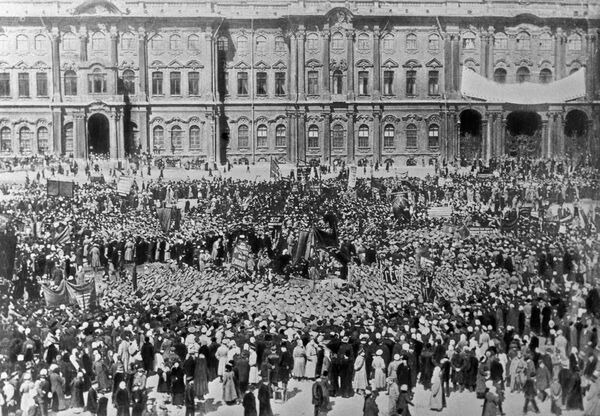 Демонстрация на Дворцовой площади в день празднования 1 Мая 1917 года Демонстрация на Дворцовой площади в день празднования 1 Мая 1917 года