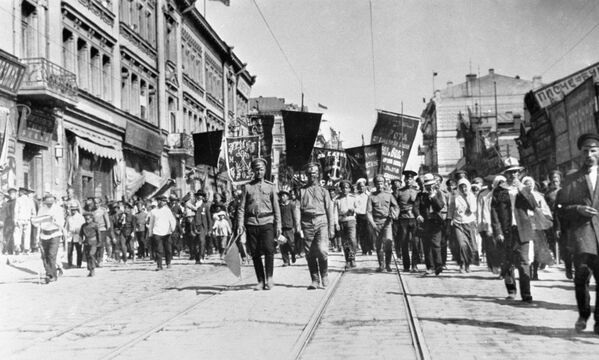 Демонстрация 1 Мая 1917 года во Владивостоке на Светланской улице Демонстрация 1 Мая 1917 года во Владивостоке на Светланской улице