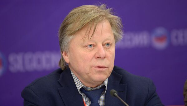 Директор Центрального дома художника, архитектор Василий Бычков на пресс-конференции об открытии первой Московской биеннале дизайна Директор Центрального дома художника, архитектор Василий Бычков на пресс-конференции об открытии первой Московской биеннале дизайна
