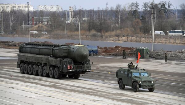 Подвижной грунтовой ракетный комплекс пятого поколения Ярс (слева) и бронеавтомобиль Тигр механизированной колонны Московского гарнизона во время тренировки к военному параду на Красной площади 9 мая 2017 года Подвижной грунтовой ракетный комплекс пятого поколения Ярс (слева) и бронеавтомобиль Тигр механизированной колонны Московского гарнизона во время тренировки к военному параду на Красной площади 9 мая 2017 года
