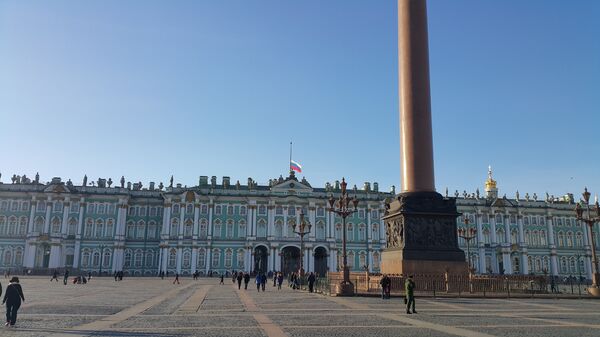Флаг приспущен над Зимнем дворцом в Санкт-Петербурге Флаг приспущен над Зимнем дворцом в Санкт-Петербурге