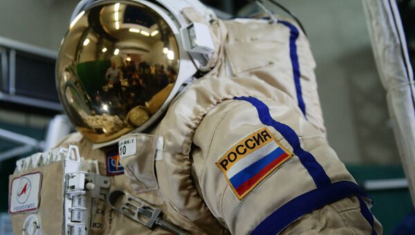 Скафандр для работы в открытом космосе весит около 100 килограмм, что требует от кандидатов в космонавты отличной физической формы. Скафандр для работы в открытом космосе весит около 100 килограмм, что требует от кандидатов в космонавты отличной физической формы.