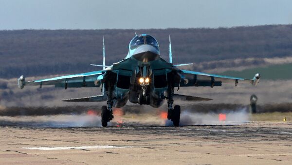 Посадка самолета Су-34 во время летно-тактических учений на аэродроме Бутурлиновка Воронежской области Посадка самолета Су-34 во время летно-тактических учений на аэродроме Бутурлиновка Воронежской области