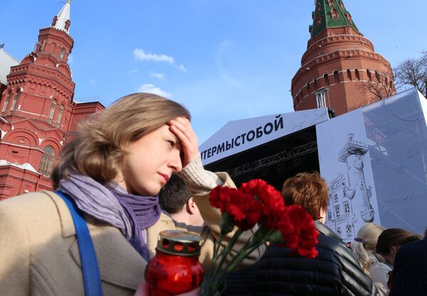 Участница акции памяти и солидарности Питер - Мы с тобой! на Красной площади в Москве Участница акции памяти и солидарности Питер - Мы с тобой! на Красной площади в Москве
