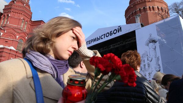 Участница акции памяти и солидарности Питер - Мы с тобой! на Красной площади в Москве Участница акции памяти и солидарности Питер - Мы с тобой! на Красной площади в Москве