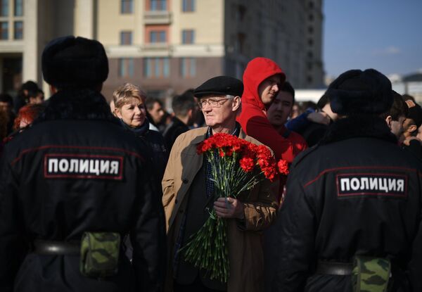 Сотрудники полиции и участники акции памяти и солидарности Питер - Мы с тобой! в Москве Сотрудники полиции и участники акции памяти и солидарности Питер - Мы с тобой! в Москве