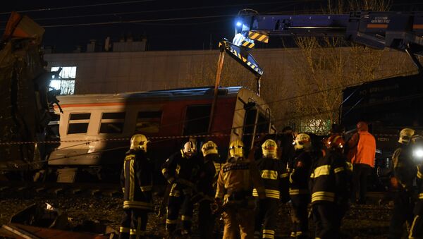 На месте столкновения пассажирского поезда и электрички в районе улицы Герасима Курина в Москве На месте столкновения пассажирского поезда и электрички в районе улицы Герасима Курина в Москве