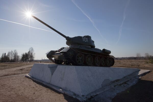 Отреставрированный танк Т-34-85 на постаменте, расположенном на территории мемориального комплекса Невский пятачок в Ленинградской области Отреставрированный танк Т-34-85 на постаменте, расположенном на территории мемориального комплекса Невский пятачок в Ленинградской области