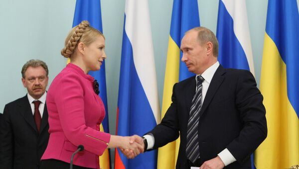 Председатель правительства РФ Владимир Путин и премьер-министр Украины Юлия Тимошенко во время церемонии подписания документов о возобновлении поставок российского газа через территорию Украины европейским потребителям. 2009 год Председатель правительства РФ Владимир Путин и премьер-министр Украины Юлия Тимошенко во время церемонии подписания документов о возобновлении поставок российского газа через территорию Украины европейским потребителям. 2009 год