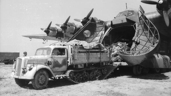 Немецкий автомобиль Opel Blitz Maultier. 1943 год Немецкий автомобиль Opel Blitz Maultier. 1943 год
