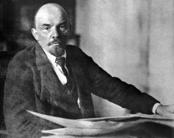 Владимир Ильич Ленин в своем рабочем кабинете в Кремле Владимир Ильич Ленин в своем рабочем кабинете в Кремле