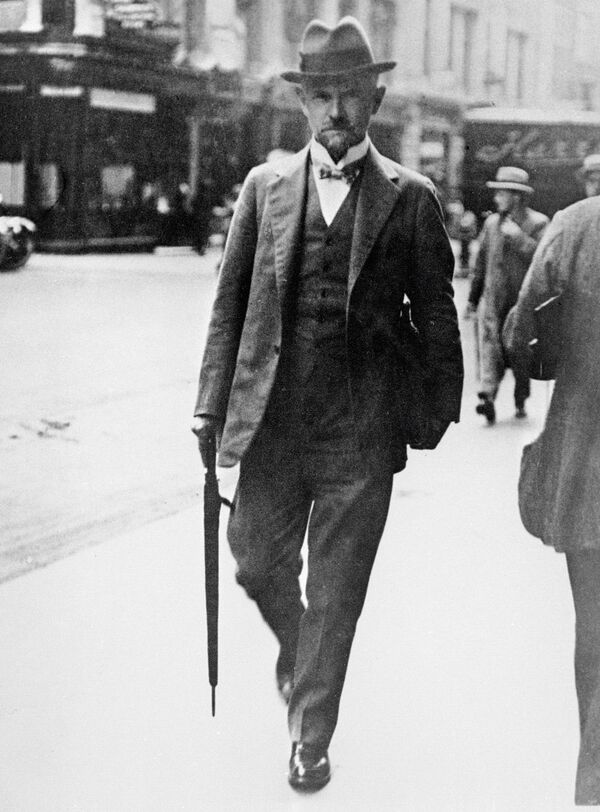 Полпред и торгпред России в Великобритании Леонид Красин. 1920 год Полпред и торгпред России в Великобритании Леонид Красин. 1920 год