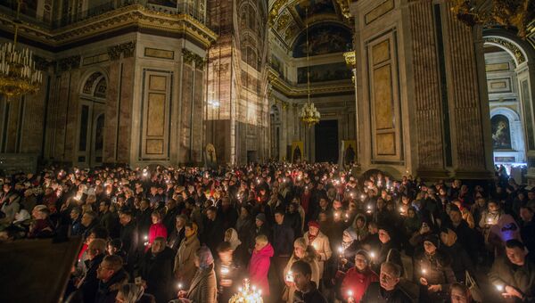 Прихожане на пасхальном богослужении в Исаакиевском соборе в Санкт-Петербурге Прихожане на пасхальном богослужении в Исаакиевском соборе в Санкт-Петербурге