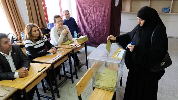 Жительница голосует на одном из избирательных участков в Анкаре. В Турции проходит референдум по поправкам в Конституцию, предусматривающих переход на президентскую систему правления Жительница голосует на одном из избирательных участков в Анкаре. В Турции проходит референдум по поправкам в Конституцию, предусматривающих переход на президентскую систему правления