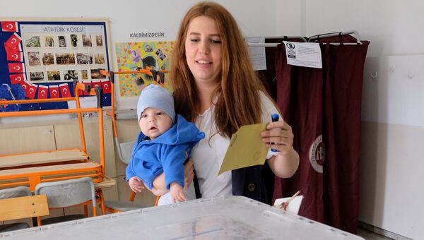 Девушка голосует на одном из избирательных участков в Анкаре. В Турции проходит референдум по поправкам в Конституцию, предусматривающих переход на президентскую систему правления Девушка голосует на одном из избирательных участков в Анкаре. В Турции проходит референдум по поправкам в Конституцию, предусматривающих переход на президентскую систему правления