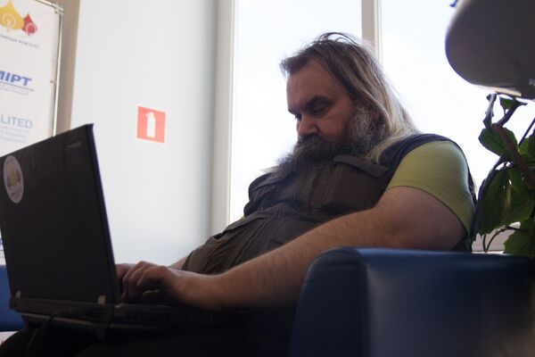 Судья Олег Христенко следит за успехами команд на «инсценировке» финала олимпиады по программированию Судья Олег Христенко следит за успехами команд на «инсценировке» финала олимпиады по программированию