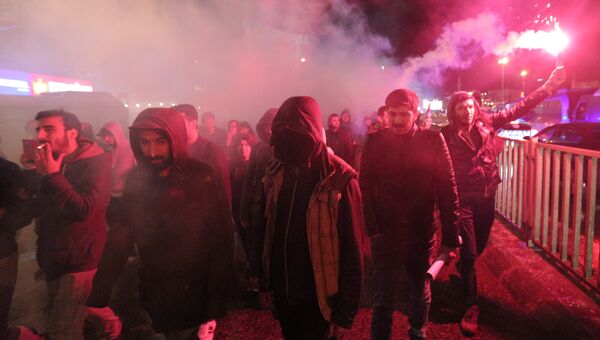 Тысячи протестующих против результатов референдума в Турции вышли на улицы Стамбула. 17 апреля 2017 года Тысячи протестующих против результатов референдума в Турции вышли на улицы Стамбула. 17 апреля 2017 года