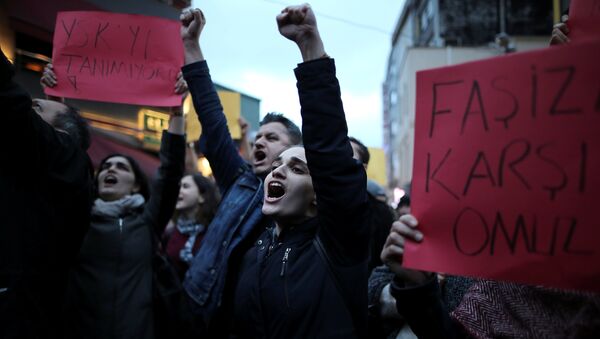 Антиправительственные демонстранты во время акции протеста после референдума. Турция, 17 апреля 2017 Антиправительственные демонстранты во время акции протеста после референдума. Турция, 17 апреля 2017