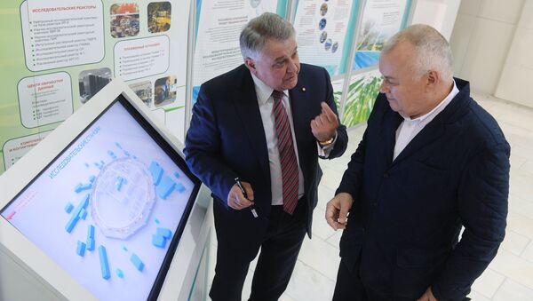 Генеральный директор МИА Россия сегодня Дмитрий Киселев и президент НИЦ Курчатовский институт Михаил Ковальчук во время экскурсии по институту перед подписанием соглашения о сотрудничестве Генеральный директор МИА Россия сегодня Дмитрий Киселев и президент НИЦ Курчатовский институт Михаил Ковальчук во время экскурсии по институту перед подписанием соглашения о сотрудничестве