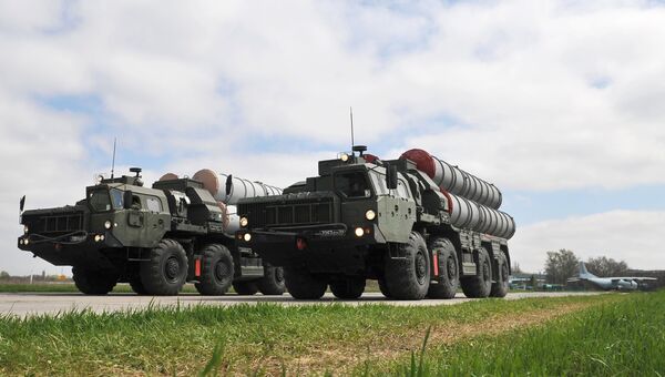 Зенитные ракетные комплексы C-400 во время тренировки парада Победы на военном аэродроме в Ростове-на-Дону Зенитные ракетные комплексы C-400 во время тренировки парада Победы на военном аэродроме в Ростове-на-Дону