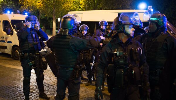 Сотрудники полиции неподалеку от места перестрелки в Париже. Один полицейский погиб, еще один ранен при перестрелке в районе Елисейских полей в Париже Сотрудники полиции неподалеку от места перестрелки в Париже. Один полицейский погиб, еще один ранен при перестрелке в районе Елисейских полей в Париже