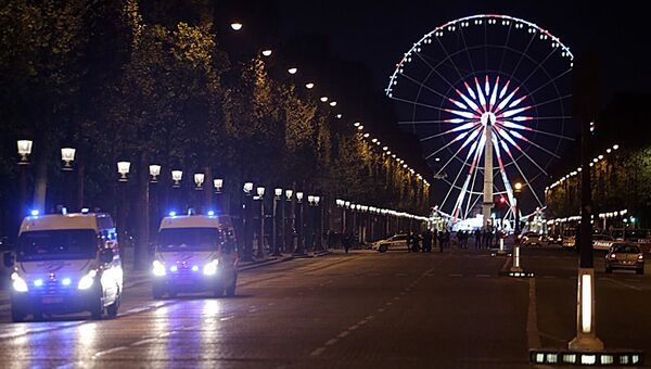 Сотрудники полиции стоят в оцеплении на месте перестрелки в Париже Сотрудники полиции стоят в оцеплении на месте перестрелки в Париже