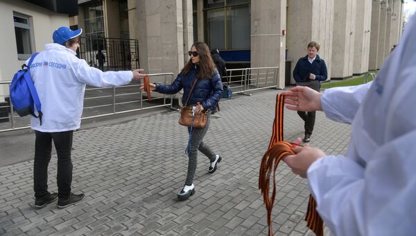 Волонтеры раздают георгиевские ленточки на Зубовском бульваре в Москве в рамках стартовавшей ежегодной акции Георгиевская ленточка Волонтеры раздают георгиевские ленточки на Зубовском бульваре в Москве в рамках стартовавшей ежегодной акции Георгиевская ленточка