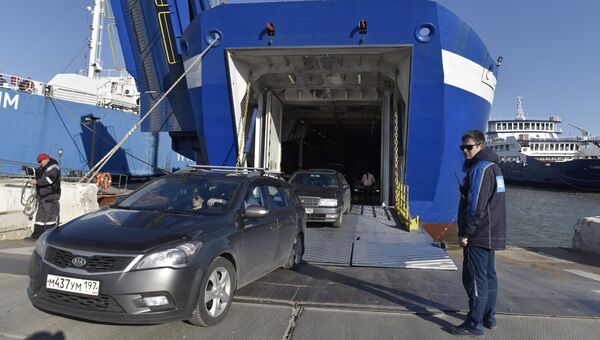 Выезд автомашин с парома в порту Крым на Керченском проливе. Архивное фото Выезд автомашин с парома в порту Крым на Керченском проливе. Архивное фото
