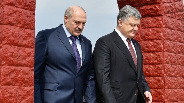 Президент Украины Петр Порошенко и президент Белоруссии Александр Лукашенко на территории мемориального комплекса возле ЧАЭС. 26 апреля 2017 Президент Украины Петр Порошенко и президент Белоруссии Александр Лукашенко на территории мемориального комплекса возле ЧАЭС. 26 апреля 2017