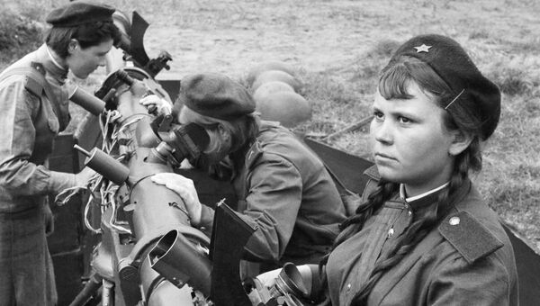 Зенитчица Татьяна Шморгунова с боевыми подругами у переправы через реку Одер Зенитчица Татьяна Шморгунова с боевыми подругами у переправы через реку Одер