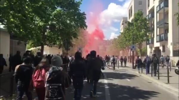 Марш парижских школьников и лицеистов против Марин Ле Пен и Эммануэля Макрона Марш парижских школьников и лицеистов против Марин Ле Пен и Эммануэля Макрона