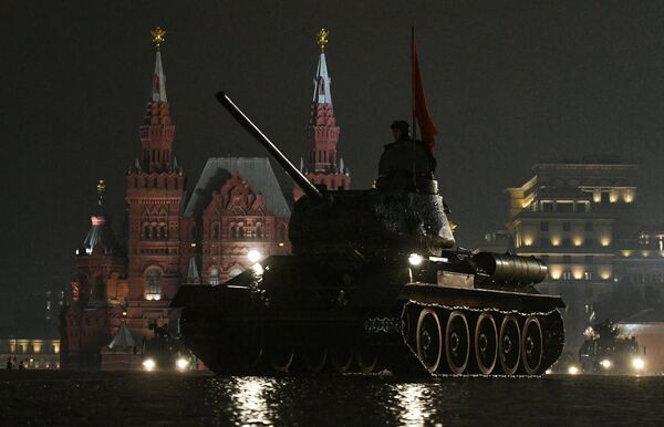 Танк Т-34-85 на репетиции парада Победы на Красной площади Танк Т-34-85 на репетиции парада Победы на Красной площади