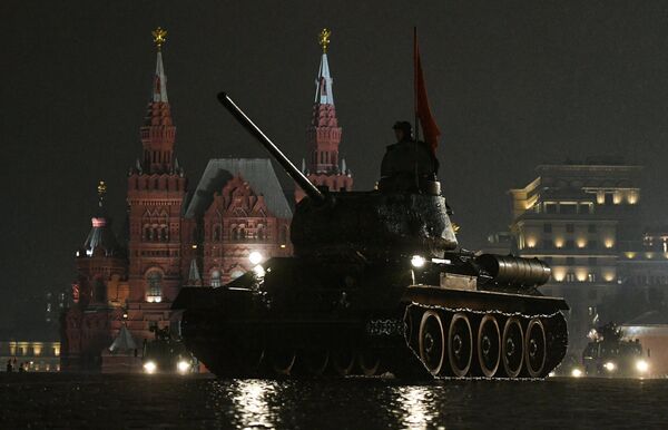 Танк Т-34-85 на репетиции парада Победы на Красной площади Танк Т-34-85 на репетиции парада Победы на Красной площади