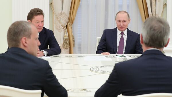 Президент РФ Владимир Путин и председатель правления ПАО Газпром Алексей Миллер во время встречи с генеральным директором OMV AG Райнером Зеле Президент РФ Владимир Путин и председатель правления ПАО Газпром Алексей Миллер во время встречи с генеральным директором OMV AG Райнером Зеле