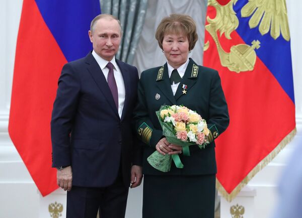 Президент РФ В. Путин вручил медали Герой Труда Российской Федерации Президент РФ В. Путин вручил медали Герой Труда Российской Федерации