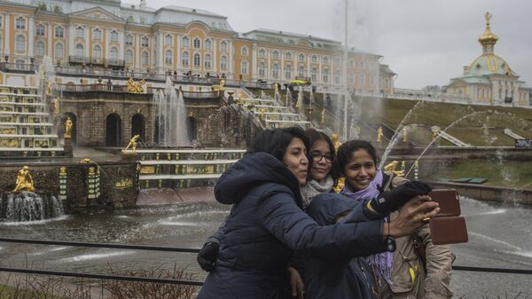 Туристы фотографируются на фоне фонтанов Большого каскада во время открытия нового летнего сезона в Государственном музее-заповеднике Петергоф Туристы фотографируются на фоне фонтанов Большого каскада во время открытия нового летнего сезона в Государственном музее-заповеднике Петергоф